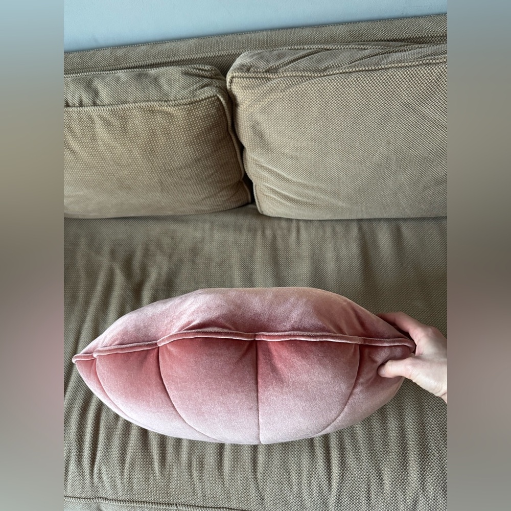 Handmade velvet pink coral shell pillow - Picture 7 of 10